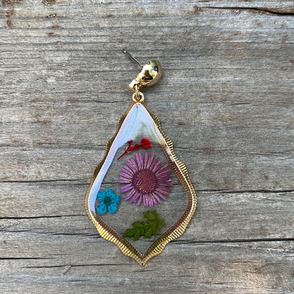 Handmade Real Pressed Dried Purple Flower Botanical Resin Earrings - Picture 4 of 15